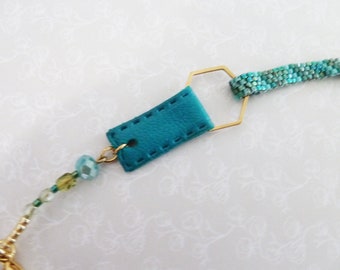 Boho-Armband aus goldenem Stahl mit Flechtung aus Miyuli-Perlen und Leder - smaragdgrün/blau/golden - Polygon aus goldenem Stahl - Kreation