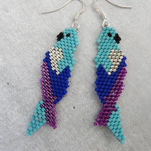 Pendientes tejidas de loro azul, animal boho chic imagen 1