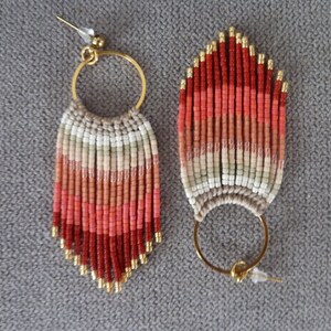 boucles d'oreilles à franges pêche rouge bordeaux et anneau en acier doré image 3