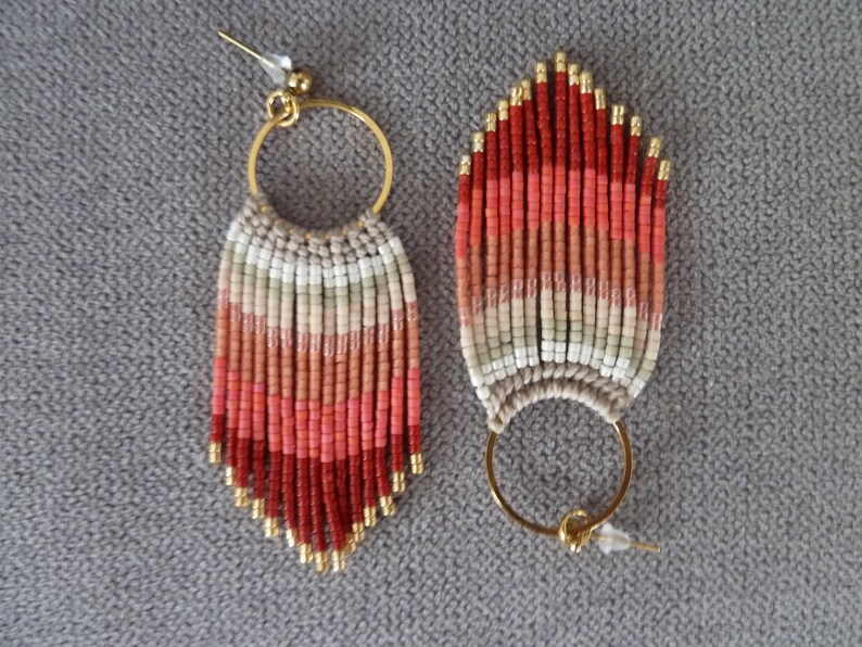 boucles d'oreilles à franges pêche rouge bordeaux et anneau en acier doré image 3