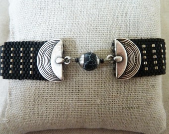 Pulsera de roca negra con cuentas negras y plateadas combinadas con cuero y metal plateado inspirado en el barroco chic