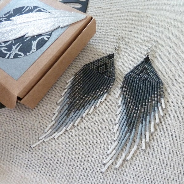 boucles d'oreilles à franges avec perles Miyuki, inspiration cheyenne et boîte, bohème, perles grises noir et blanc