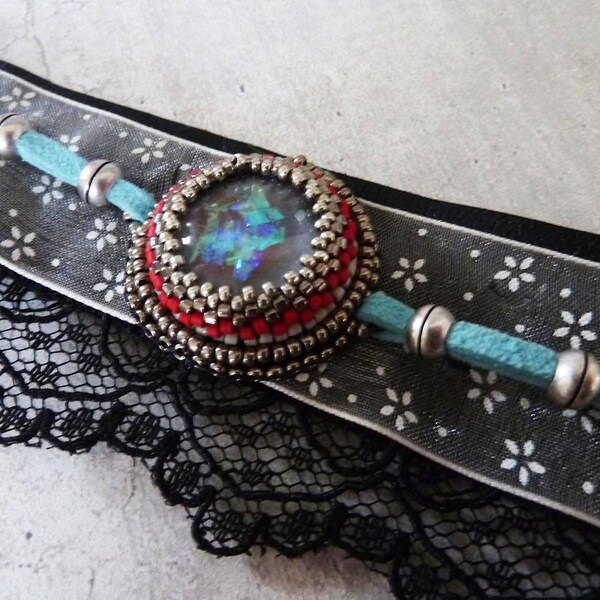 bracelet baroque cuir dentelle et cabochon serti et perles