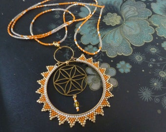 sautoir grand pendentif anneau tissé orange et doré, acier et Miyuki