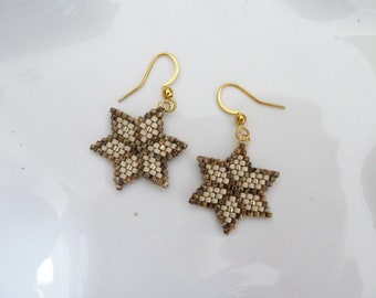 boucles d'oreilles tissées en forme d'étoile avec perles Miyuki beige marbré et écru mat