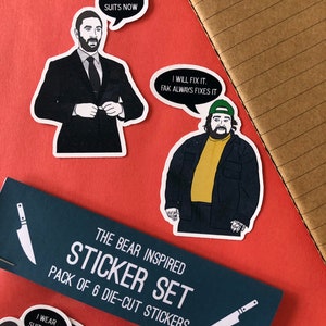 K&ouml;nnte beinhalten: Ein Set mit sechs Stanzaufklebern, inspiriert von der TV-Serie "The Bear". Die Aufkleber zeigen Charaktere aus der Serie mit Zitaten aus der Serie. Die Zitate lauten: "Ich trage jetzt Anz&uuml;ge", "Ich werde es reparieren. Fak repariert es immer", und "Nichts Gutes ist es wert, wie schrecklich das ist."