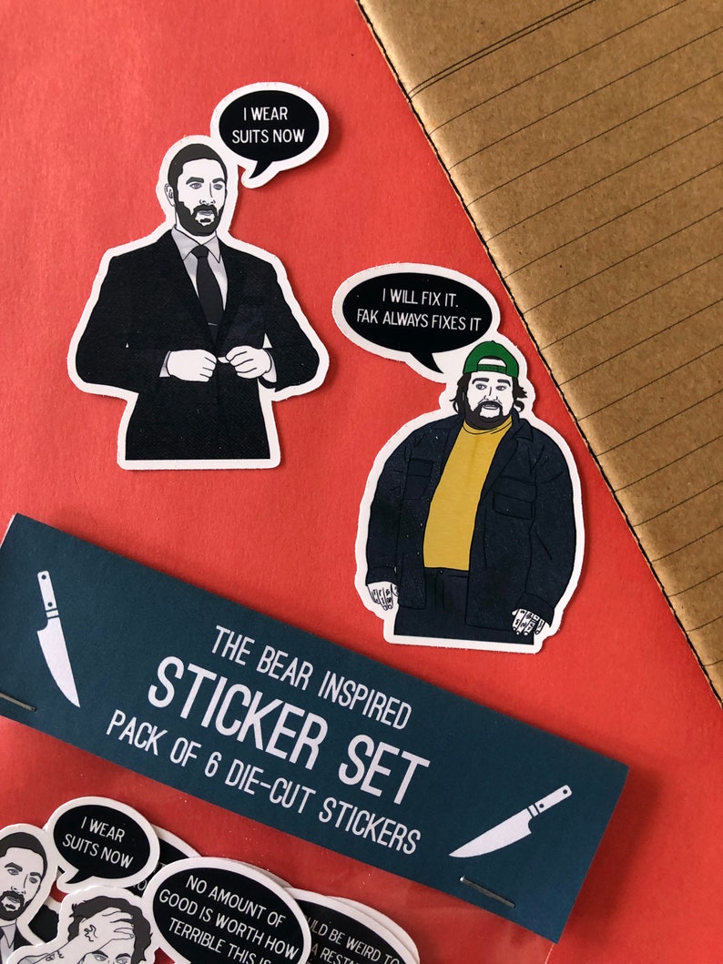 K&ouml;nnte beinhalten: Ein Set mit sechs Stanzaufklebern, inspiriert von der TV-Serie "The Bear". Die Aufkleber zeigen Charaktere aus der Serie mit Zitaten aus der Serie. Die Zitate lauten: "Ich trage jetzt Anz&uuml;ge", "Ich werde es reparieren. Fak repariert es immer", und "Nichts Gutes ist es wert, wie schrecklich das ist."