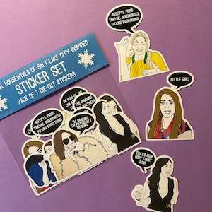Puede incluir: Un juego de pegatinas con pegatinas troqueladas inspiradas en The Real Housewives of Salt Lake City. El juego incluye varias ilustraciones de personajes con bocadillos que contienen frases como "Receipts. Proof." y "Little Girl!" sobre un fondo morado.