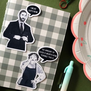 K&ouml;nnte beinhalten: Zwei Schwarzwei&szlig;illustrationen von Personen mit Sprechblasen. Die erste Illustration zeigt eine Person im Anzug und Krawatte mit der Sprechblase "Ich trage jetzt Anz&uuml;ge". Die zweite Illustration zeigt eine Person in einer Sch&uuml;rze mit der Sprechblase "Keine Menge an Gutem ist es wert, wie schrecklich das ist".