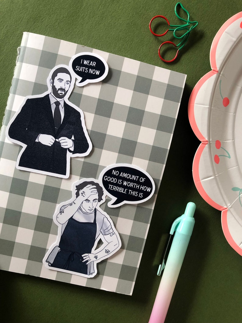K&ouml;nnte beinhalten: Zwei Schwarzwei&szlig;illustrationen von Personen mit Sprechblasen. Die erste Illustration zeigt eine Person im Anzug und Krawatte mit der Sprechblase "Ich trage jetzt Anz&uuml;ge". Die zweite Illustration zeigt eine Person in einer Sch&uuml;rze mit der Sprechblase "Keine Menge an Gutem ist es wert, wie schrecklich das ist".