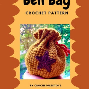 Puede incluir: Patrón de crochet para una bolsa de campana marrón con una estrella morada. El patrón se llama "Bell Bag" y es de "CrochetGeekToys".