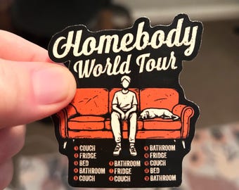 Adesivo Homebody World Tour: adesivo divertente per introversi, regalo per emo da divano