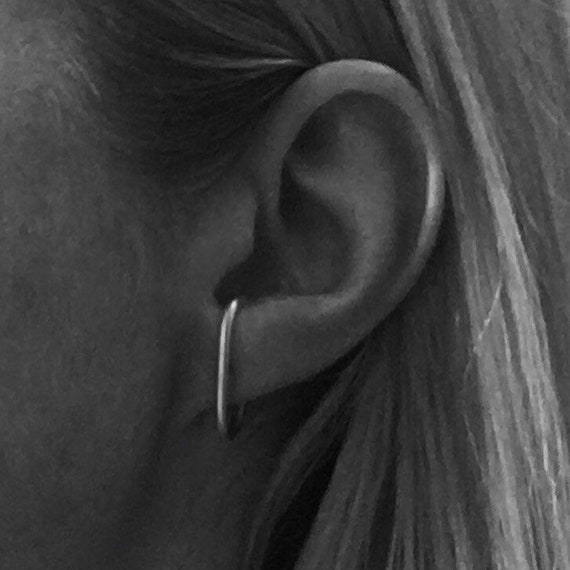 Black Clover embraced by 14k yellow gold piercing earring