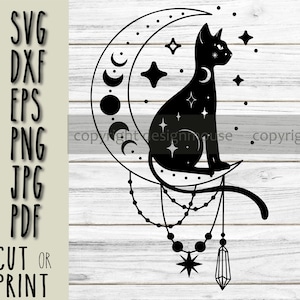 Puede incluir: Silueta negra de un gato sentado en una luna creciente con estrellas y un colgante de cristal que cuelga de la parte inferior. El diseño está sobre un fondo de madera blanca.