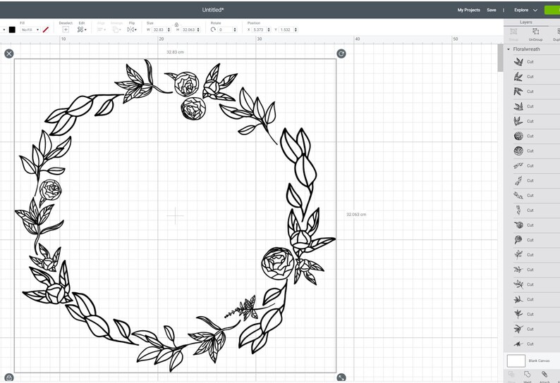 Puede incluir: Un dise&ntilde;o de corona floral en blanco y negro. La corona est&aacute; compuesta por hojas y flores, con forma circular. El dise&ntilde;o se muestra sobre un fondo de cuadr&iacute;cula, lo que sugiere un proyecto de arte o artesan&iacute;a digital.