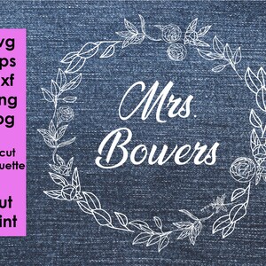 Puede incluir: Dise&ntilde;o digital sobre un fondo con textura de mezclilla. Una corona floral rodea las palabras "Mrs. Bowers" en escritura cursiva. Un rect&aacute;ngulo vertical rosa a la izquierda enumera los formatos de archivo e impresi&oacute;n de corte Cricut Silhouette.