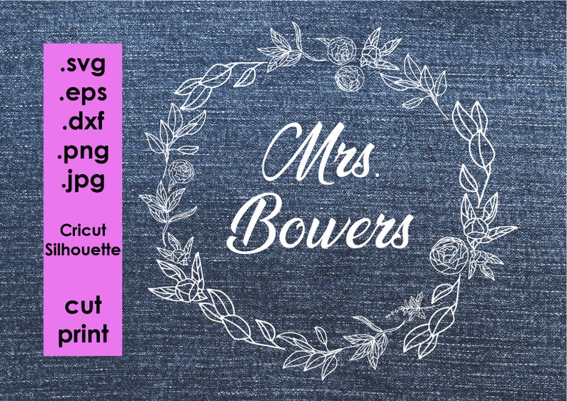 Puede incluir: Dise&ntilde;o digital sobre un fondo con textura de mezclilla. Una corona floral rodea las palabras "Mrs. Bowers" en escritura cursiva. Un rect&aacute;ngulo vertical rosa a la izquierda enumera los formatos de archivo e impresi&oacute;n de corte Cricut Silhouette.