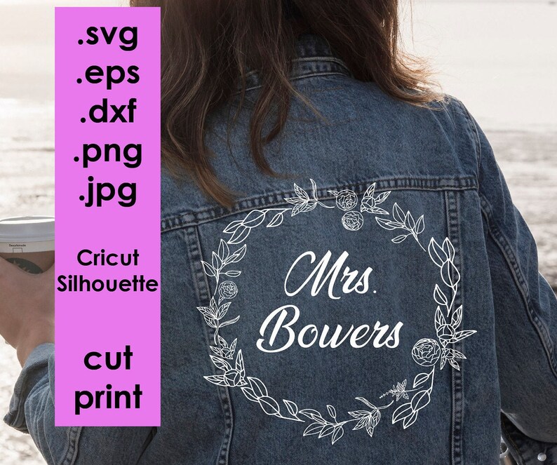 Puede incluir: Chaqueta vaquera azul con un dise&ntilde;o de corona floral blanca y el texto "Mrs. Bowers". La chaqueta es de un azul medio y el dise&ntilde;o est&aacute; en la espalda. La imagen tambi&eacute;n incluye texto que dice .svg, .eps, .dxf, .png, .jpg, Cricut Silhouette y cut print.