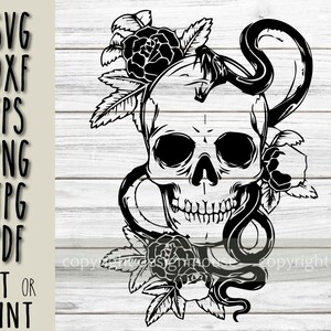 Könnte beinhalten: Schwarz-weiß-Illustration eines Schädels mit einer Schlange, die sich um ihn herumwindet. Der Schädel ist von Rosen und Blättern umgeben.