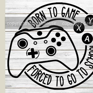 Könnte beinhalten: Schwarzweißes Grafikdesign eines Videospielcontrollers mit dem Text "Born to Game Forced to Go to School" in einem Kreis darum herum. Der Controller hat Knöpfe mit den Beschriftungen "A", "B", "X" und "Y".