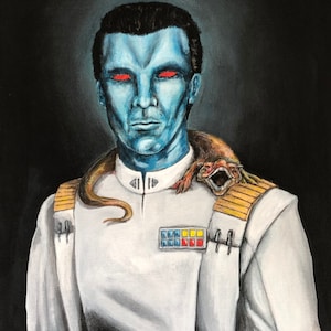 Puede incluir: Una persona de piel azul con ojos rojos que lleva un uniforme blanco con detalles dorados y una pequeña criatura con una gran boca en su hombro.