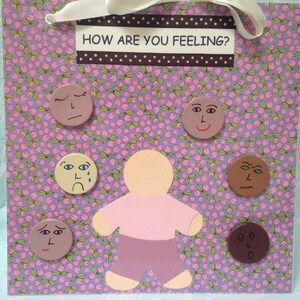 Pode incluir: Um fundo roxo e rosa com uma boneca de papel branca e seis rostos de diferentes cores com várias emoções. O texto "HOW ARE YOU FEELING?" está no topo da imagem.