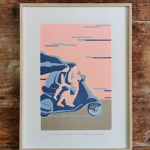 Risographie 30x40cm edizione limitata 250ex. carta riciclata 300g - Frammenti d'Italia - Le 3 ragazze, la Vespa e il tip-tap peloso