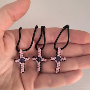 Handgemachte gestrickte Kreuz Anhänger