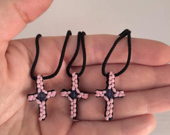 手編みクロスネックレス、ワックス糸使用、ブロジャニカジュエリー