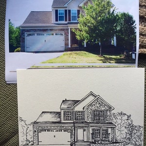 Puede incluir: Un dibujo en blanco y negro de una casa con fachada de piedra, una puerta de garaje y un porche. La casa est&aacute; rodeada de &aacute;rboles y arbustos.