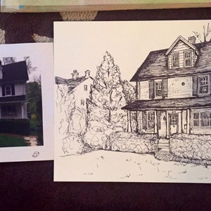 Puede incluir: Un dibujo en blanco y negro a pluma y tinta de una casa con un porche y un gran &aacute;rbol en el jard&iacute;n delantero. La casa tiene un exterior blanco con molduras negras y un techo negro. El &aacute;rbol tiene un tronco grueso y muchas ramas.