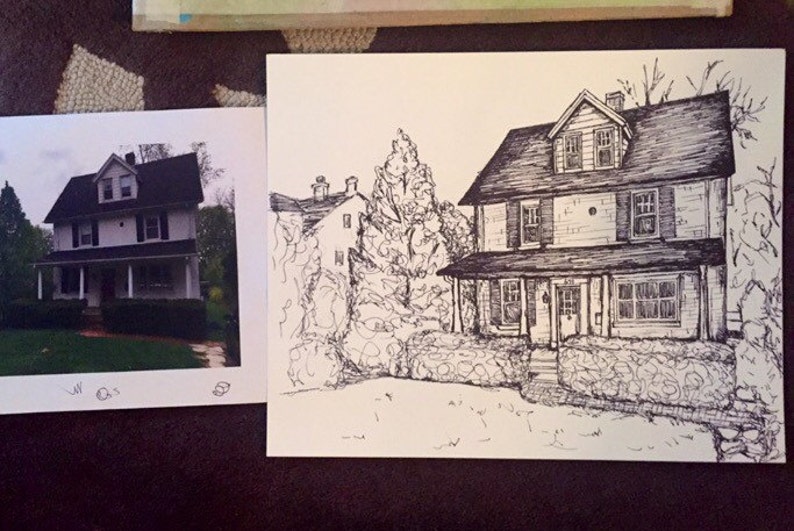 Puede incluir: Un dibujo en blanco y negro a pluma y tinta de una casa con un porche y un gran &aacute;rbol en el jard&iacute;n delantero. La casa tiene un exterior blanco con molduras negras y un techo negro. El &aacute;rbol tiene un tronco grueso y muchas ramas.