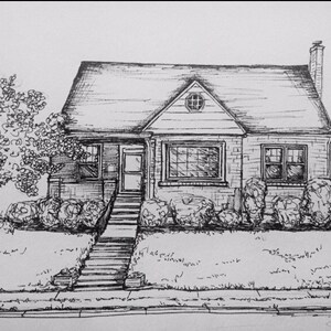 Puede incluir: Un dibujo en blanco y negro de una casa de ladrillo con un porche delantero y escalones. La casa tiene un techo a dos aguas con una ventana de buhardilla y una chimenea. Hay &aacute;rboles y arbustos en el jard&iacute;n.