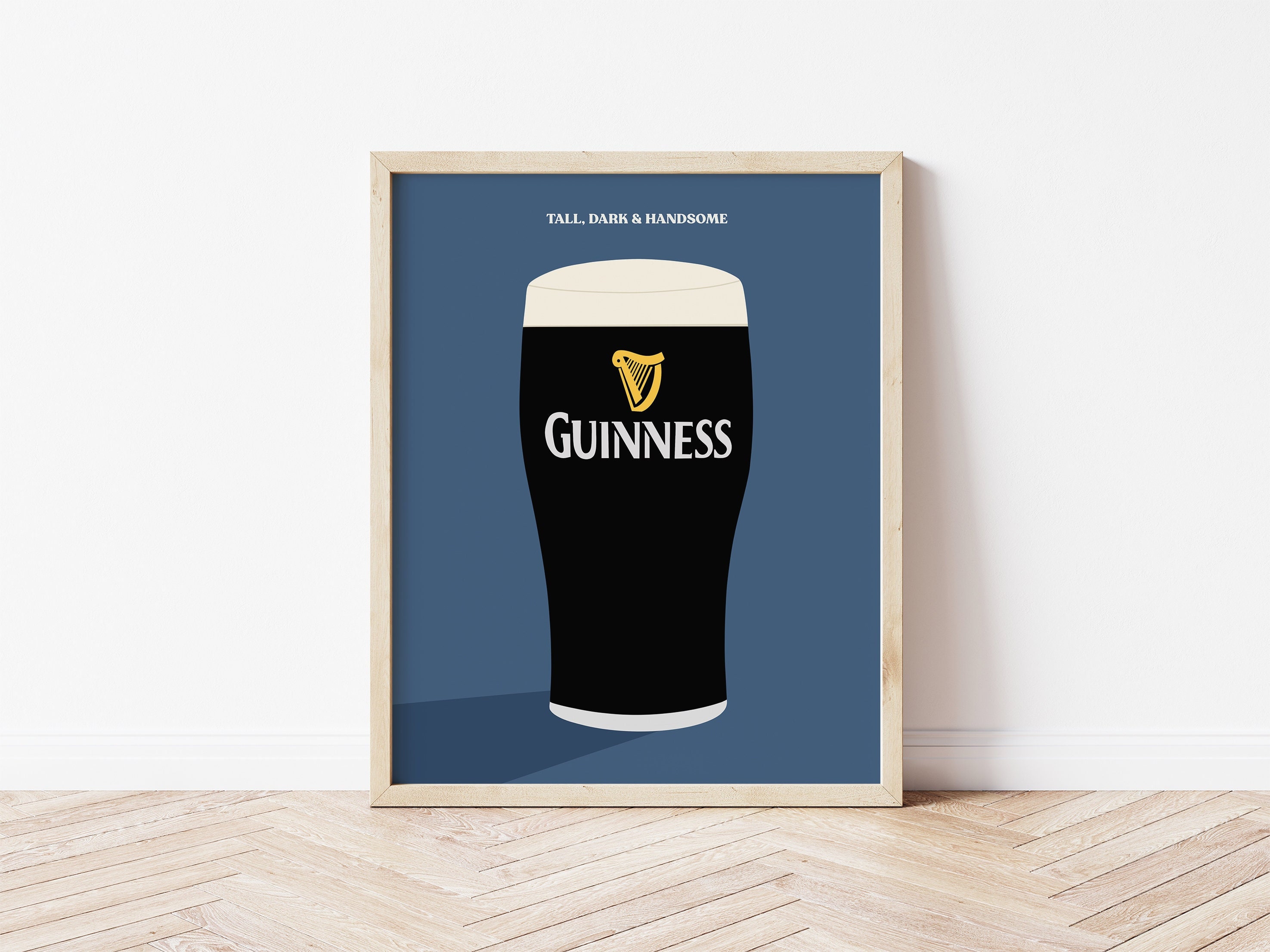 ギネスのイラスト入りネイビープリント、背が高くてダークでハンサムな