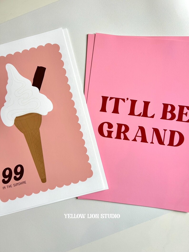 Puede incluir: Ilustraci&oacute;n rosa y blanca de un cono de helado con un palo de chocolate en la parte superior. El texto "99 in the sunshine" est&aacute; debajo del cono de helado. Una tarjeta rosa con el texto "IT'LL BE GRAND" en letras rojas est&aacute; detr&aacute;s de la ilustraci&oacute;n del cono de helado.