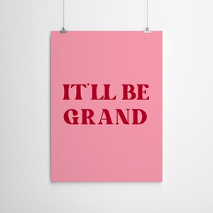 Puede incluir: P&oacute;ster rosa con el texto "IT'LL BE GRAND" en rojo.