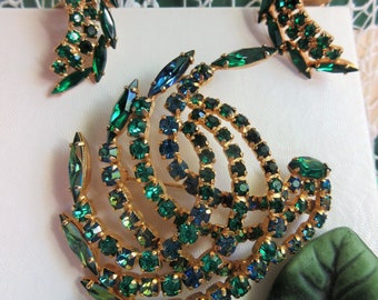 bel ensemble de demi parure en strass vert, broche et boucles d’oreilles, milieu du siècle, conception géométrique des vagues, excellent état, glamour des années 1950