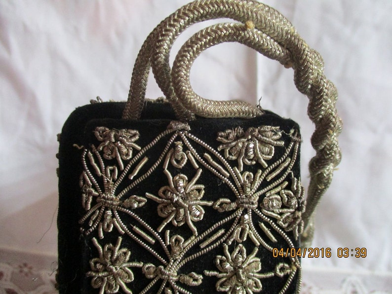 Hand embroidered metallic thread silk handbag, art deco, snap closure, 1930's, evening , box style, excellent condition, collectible image 2