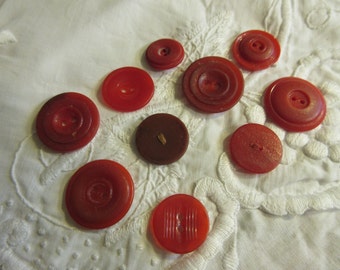 neun rote Bakelitknöpfe 1930er Jahre, geprüft, durchgenäht, medium
