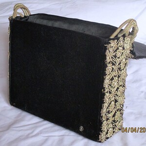 Hand embroidered metallic thread silk handbag, art deco, snap closure, 1930's, evening , box style, excellent condition, collectible image 3