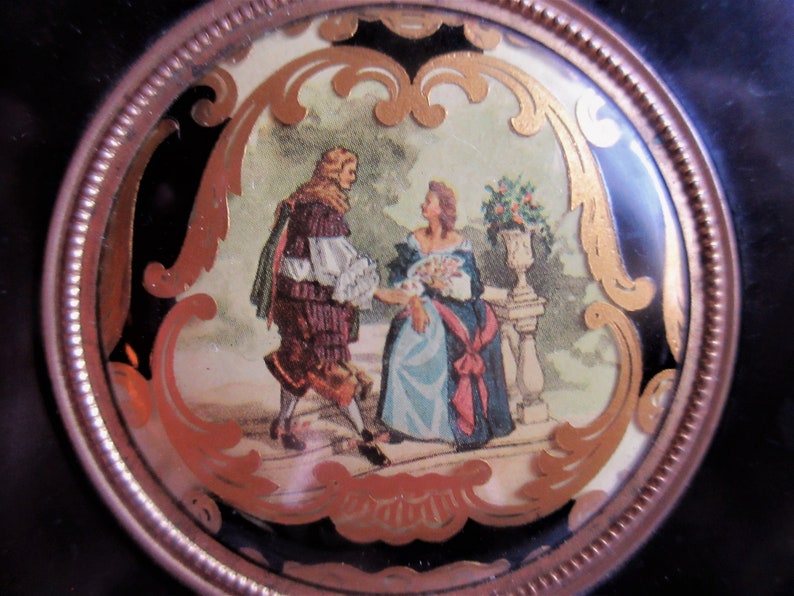 1700/'s French Courtiers great condition with handpainted disc on front bakelite art deco compact case empty inside very unusual