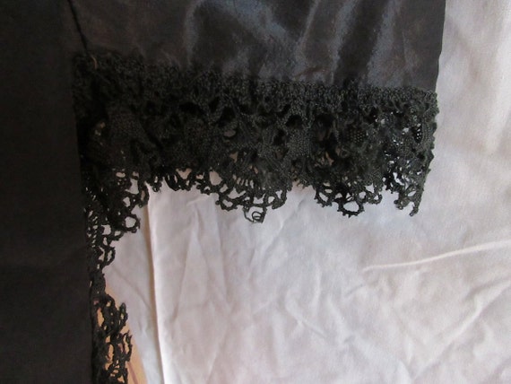 Black silk Victorian capelet, 1880's, lace trimme… - image 3