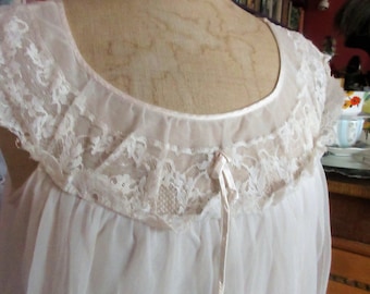 Camisón de los años 50, me encanta Lucy Style, muñeca, en capas, DORSAY, punto de nylon, blanco, corpiño y bajo de encaje, tamaño M, debajo de la rodilla, súper condición,