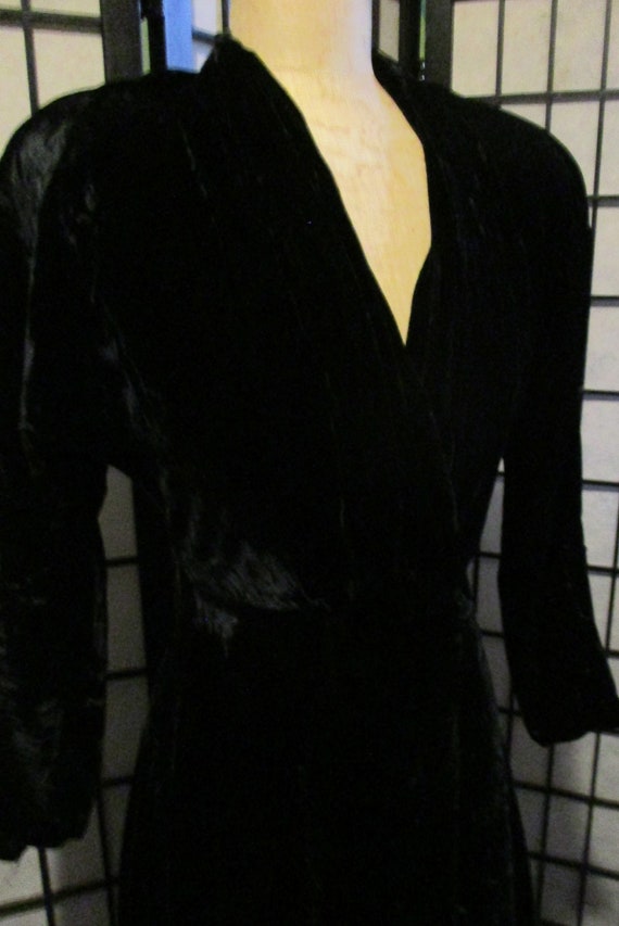 1940's black velvet robe/dress, rayon velveteen, … - image 4