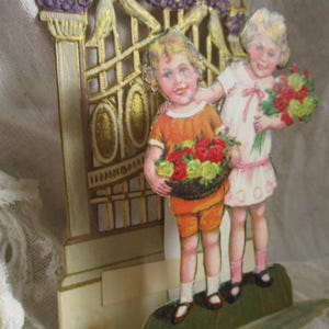 Carte victorienne 3D découpée, extensible, 2 enfants avec des fleurs, détails élaborés et complexes, ajouré, signe d'affection, années 1800