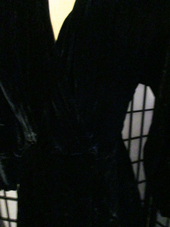 1940's black velvet robe/dress, rayon velveteen, … - image 6