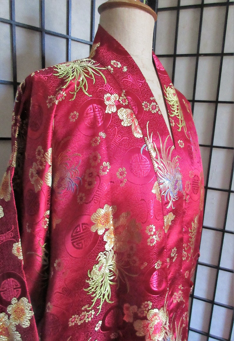 knee length classic made in China gold chrysanthemums oriental excellent condition 1950s vintage red silk brocade robe front pockets