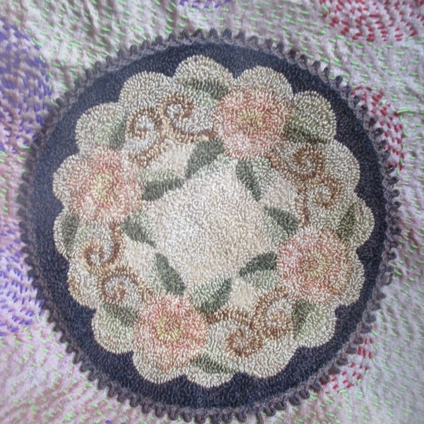 dessous de plat antique brodé à la main, petit, rond, fil de soie, points de crochet très fins en relief, couleurs douces, bordure noire, couture victorienne