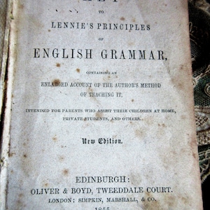 goed gedragen 1855 editie van Engelse grammatica, sleutel tot Lennie's principes, all-inclusive grammatica, ingeschreven, genoteerd, fantastische taalgeschiedenis