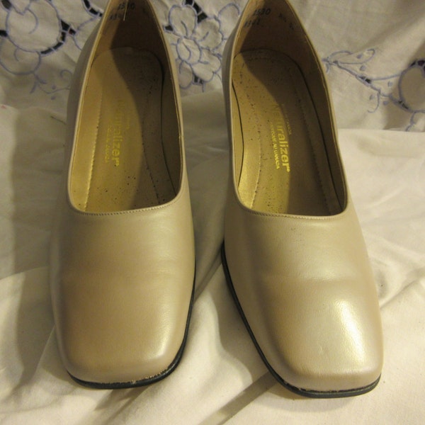 beige leather pumps, 60's vintage, Naturalizers, comfy style, classic, minimalist, all leather, made in Canada,quality, excellent conditon